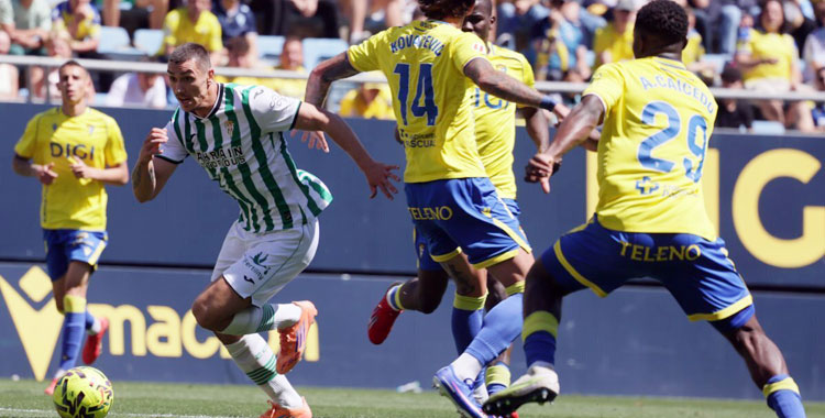 Adrián Fuentes sortea a varios defensores cadistas.