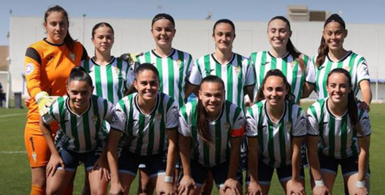 Las jugadoras posan en la foto de equipo previo al empate contra el Sporting de Huelva.