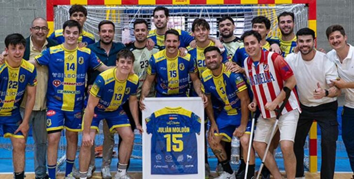 La plantilla de La Salle posa tras la victoria ante el Limobel Pozuelo en una foto homenaje a Julián Moldón.