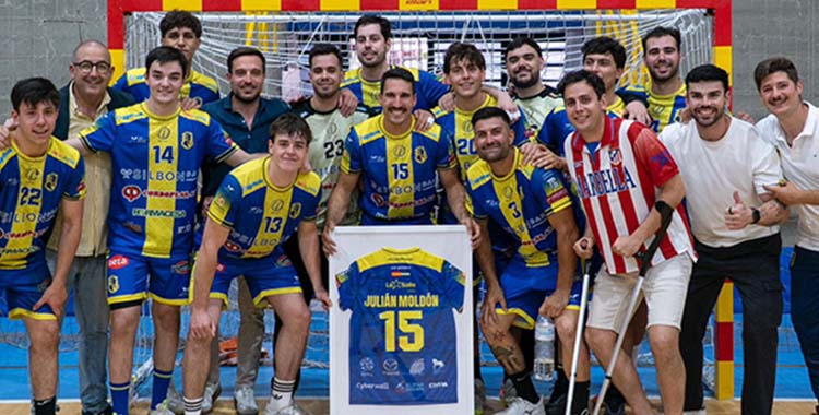 La plantilla de La Salle posa tras la victoria ante el Limobel Pozuelo en una foto homenaje a Julián Moldón.