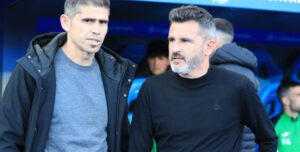 Iván Ania dialoga con Antonio Hidalgo en Riazor previo al encuentro contra el Deportivo.