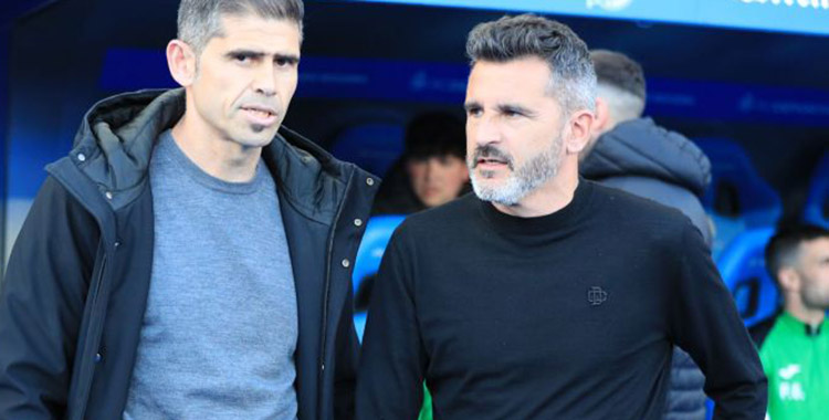 Iván Ania dialoga con Antonio Hidalgo en Riazor previo al encuentro contra el Deportivo.