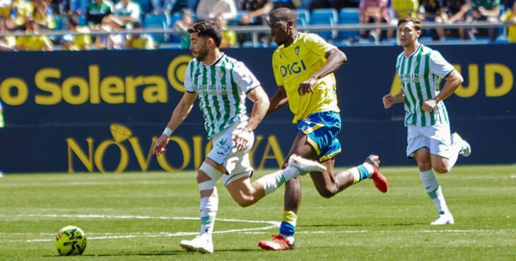 Jacobo González corre perseguido por Diakité en el JP Financial Estadio. Foto: LaLiga Hypermotion