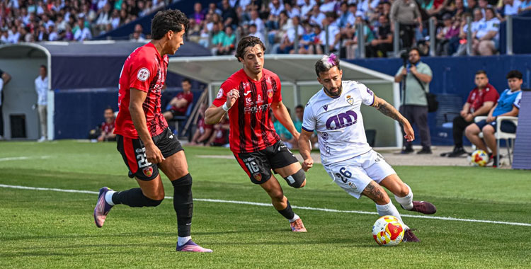 Rafita y un compañero tratan de evitar la subida al ataque de un rival jiennense. Foto: Real Jaén CF