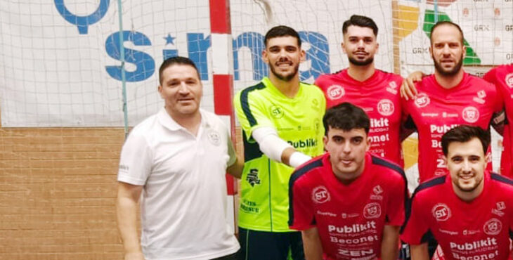 Lolo Vinos posando junto a algunos de sus jugadores. Foto: CD Bujalance FS