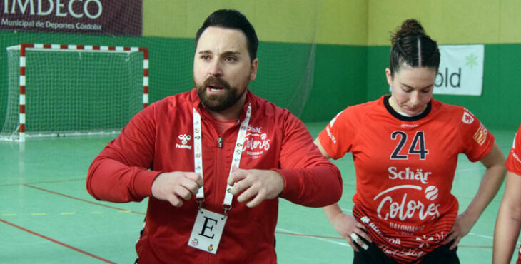 Mario Ortiz da órdenes a sus pupilas en el partido del Schär Colores Zaragoza en La Fuensanta ante el Adesal. Foto: Laclasi.es