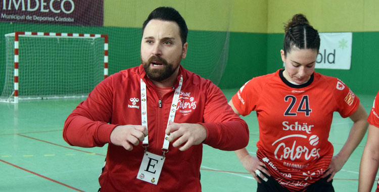 Mario Ortiz da órdenes a sus pupilas en el partido del Schär Colores Zaragoza en La Fuensanta ante el Adesal. Foto: Laclasi.es