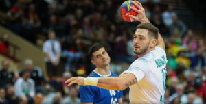 El argelino Nori armando su brazo.