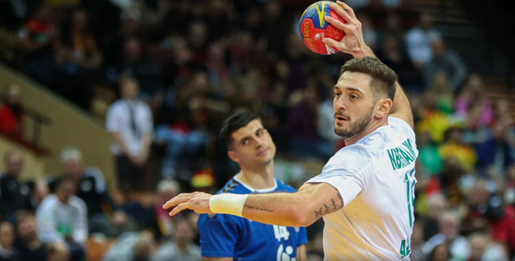 El argelino Nori armando su brazo.