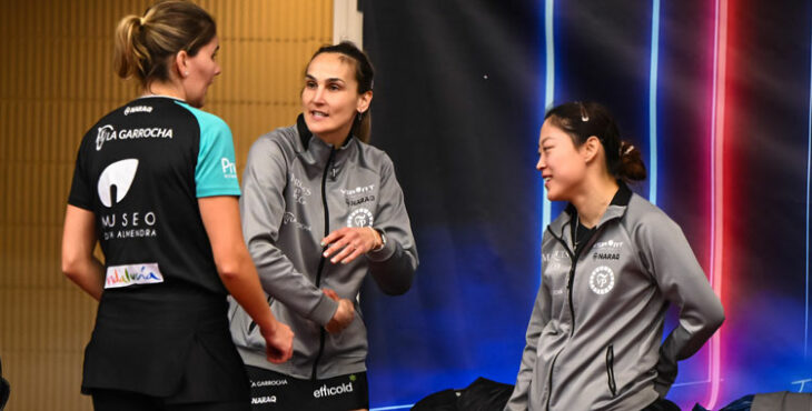 Marija Galonja charla con Tatiana Garnova en presencia de Jiaqi Meng. Foto: José Izquierdo / RFETM