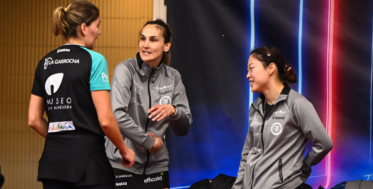 Marija Galonja charla con Tatiana Garnova en presencia de Jiaqi Meng. Foto: José Izquierdo / RFETM