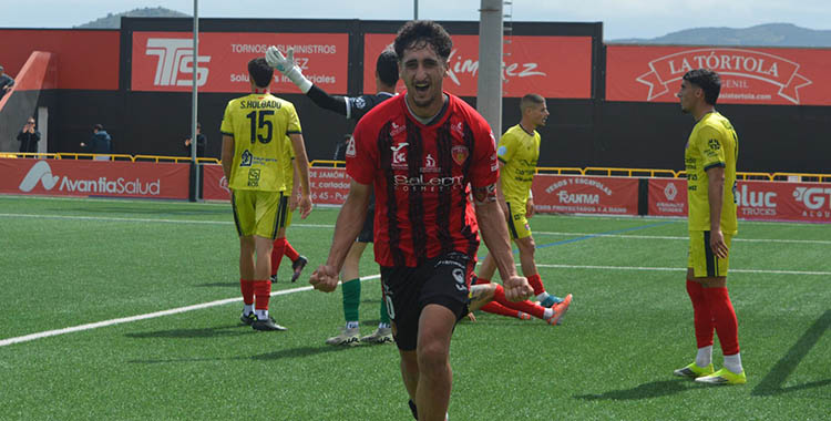 Salva Vegas celebra su gol contra la Deportiva Minera.