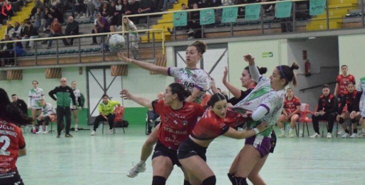 Camila Bonazzola intenta un pase lateral en un ataque. Foto: Laclasi.es