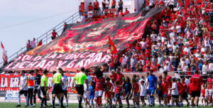 El espectacular tifo de recibimiento a los equipos en el José del Cuvillo, que reunió a más de 5.000 espectadores en las gradas. Foto: Racing Portuense