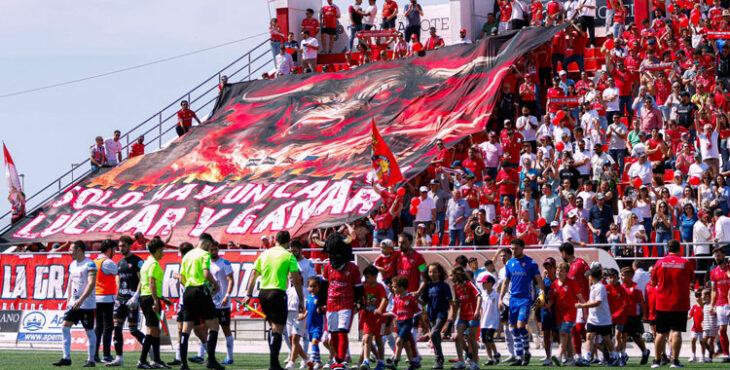 El espectacular tifo de recibimiento a los equipos en el José del Cuvillo, que reunió a más de 5.000 espectadores en las gradas. Foto: Racing Portuense