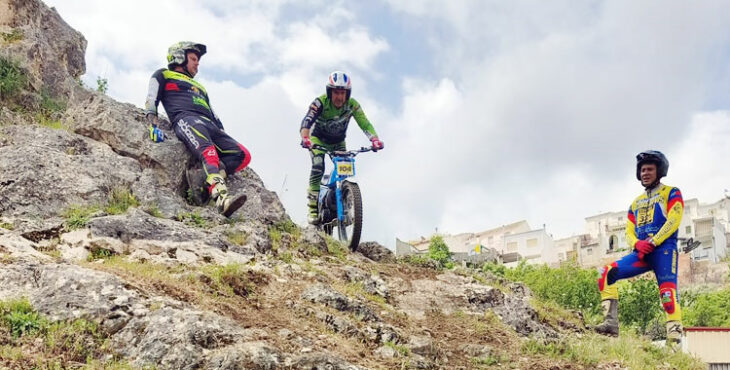 Varios pilotos en acción en una de las zonas del Trial de Luque. Foto: FAM