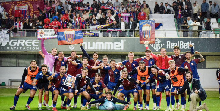 Ramón Vila y sus compañeros celebrando su victoria ante el Betis Deportivo. Foto: CD Eldense