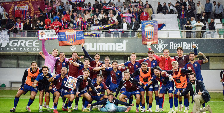 Ramón Vila y sus compañeros celebrando su victoria ante el Betis Deportivo. Foto: CD Eldense