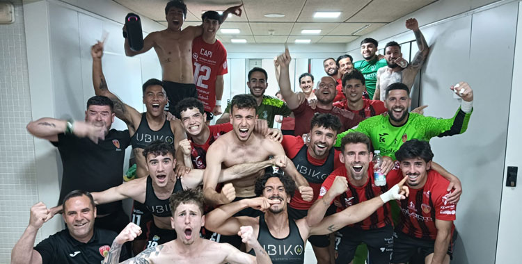 La celebración en los vestuarios de Chapín de los jugadores del Salerm. Foto: Tino Navas / Salerm Puente Genil