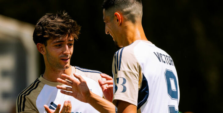 Víctor Sánchez recibe las merecidas felicitaciones tras su golazo. Foto: Marbella FC