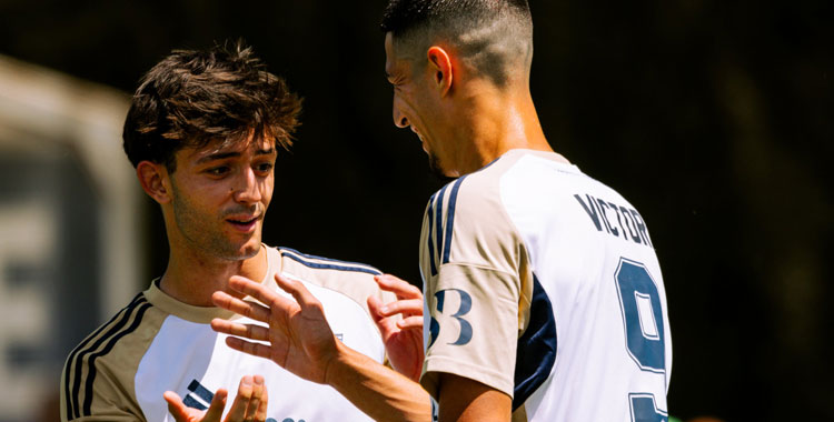 Víctor Sánchez recibe las merecidas felicitaciones tras su golazo. Foto: Marbella FC