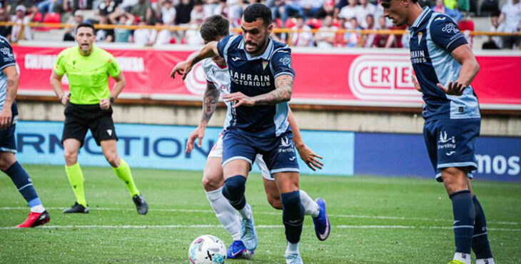 Álex Martín protege un balón ante un atacante de la Cultural Leonesa.