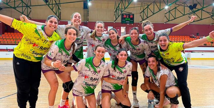 La plantilla del Rahi-Sepisur celebrando tras su triunfo en Mislata.