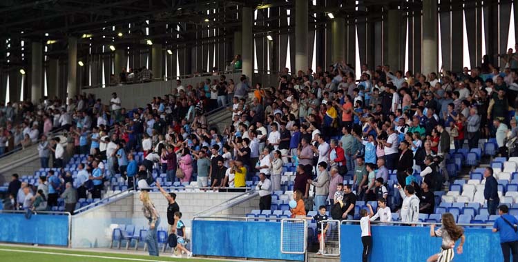 Afición celeste en la grada ante el Bollullos.