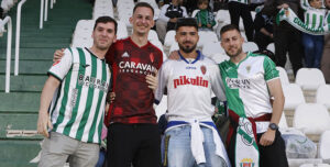 Varios aficionados del Córdoba y el Real Zaragoza con sus camisetas vintage.