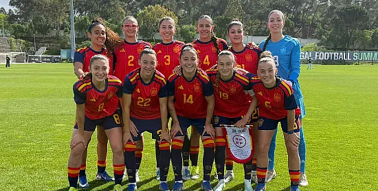 Alba Cerrato posa con el brazalete de capitana junto a sus compañeras de la Selección sub19