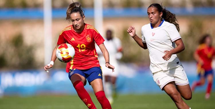 Alba Cerrato en un partido de la selección sub19.