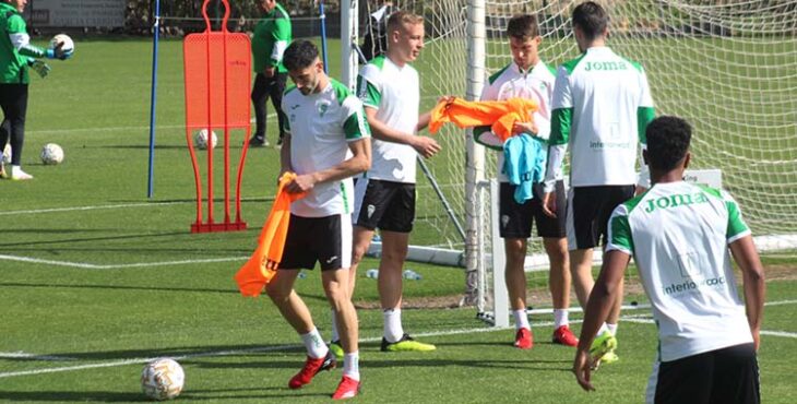 Carlos Albarrán con el peto junto al resto de compañeros.