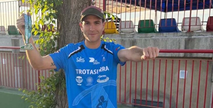 Jesús Alguacil posa con su oro autonómico de 10.000 metros.