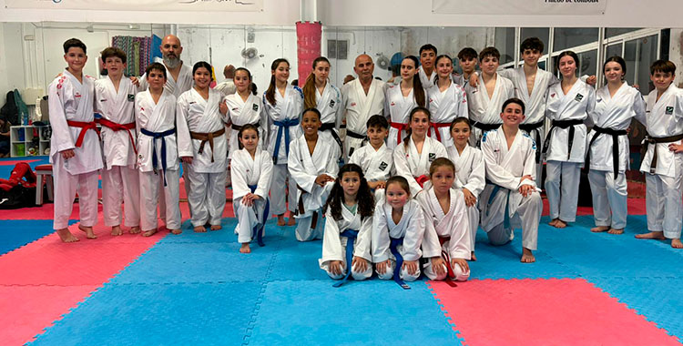 Los alumnos de Shotokan Villoslada posando junto a su entrenador Ángel Villoslada.