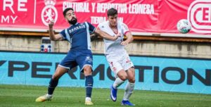 Rubén Alves presiona a un jugador de la Cultural.