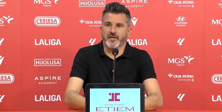 Iván Ania en la sala de prensa del Reino de León.