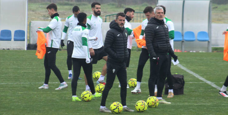 Iván Anai junto a su segundo César Negredo en el último entrenamiento de la semana.