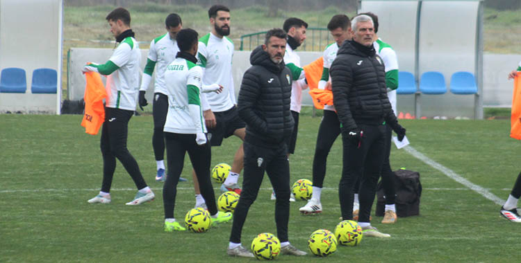 Iván Anai junto a su segundo César Negredo en el último entrenamiento de la semana.