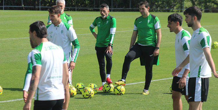 Iván Ania observando a sus pupilos en el último entrenamiento de la Semana Santa.