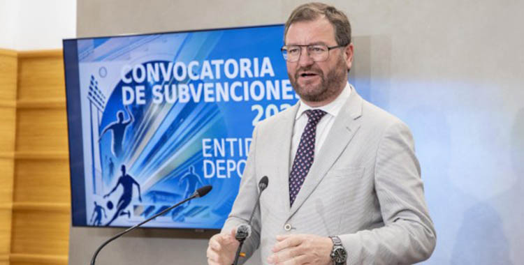 El diputado de deportes, Antonio Martín, poniendo de relieve la convocatoria de ayudas para 2026.