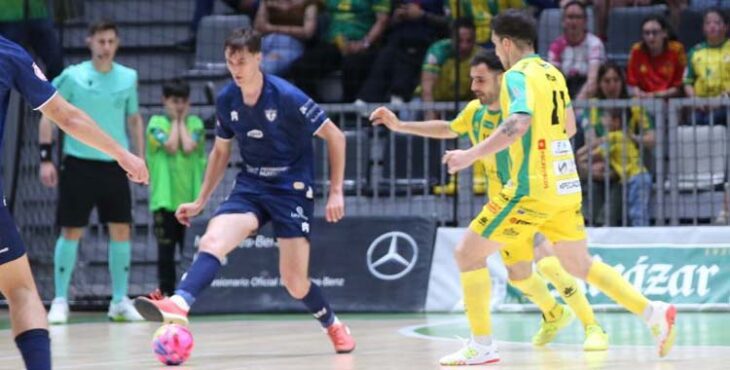 Javi Aranda conduce en el derbi en el Olivo Arena.