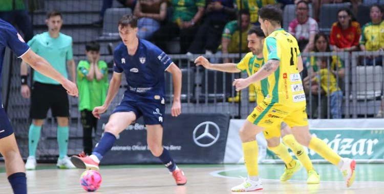 Javi Aranda conduce en el derbi en el Olivo Arena.