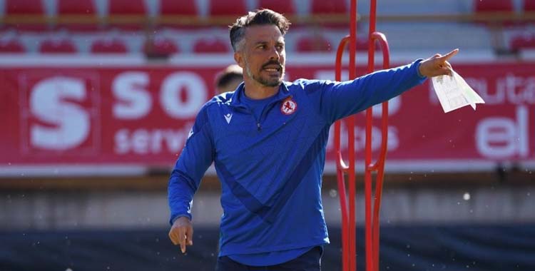 Rubén de la Barrera dirige un entrenamiento de la Cultural.