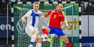 Boyis pugna con un jugador de Finlandia.