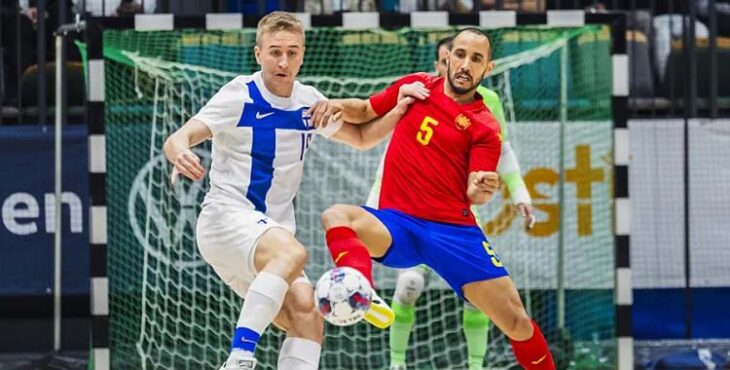 Boyis pugna con un jugador de Finlandia.