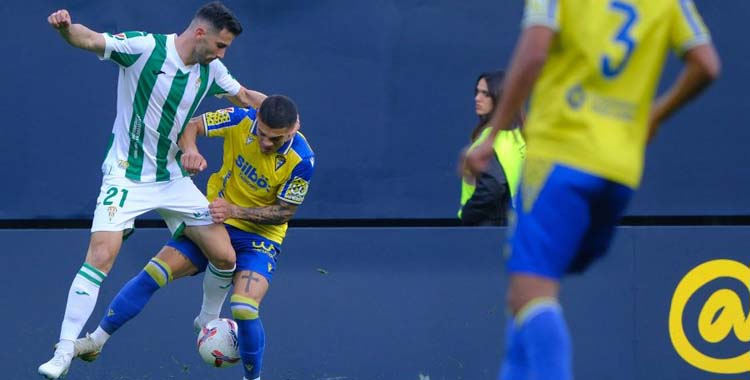 Albarrán pugna por el balón en Cádiz en la 2024-25.