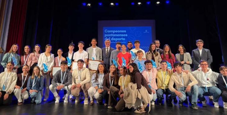 Foto de familia de 'Campeones pontaneses del deporte 2025'.