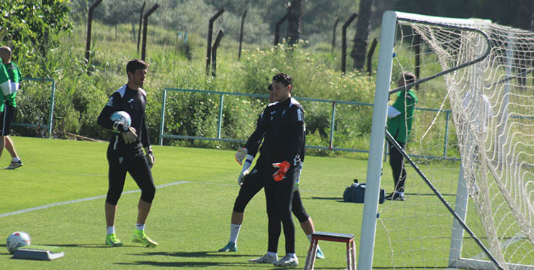 Carlos Marín de regreso al entrenamiento específico de porteros junto a Íker Álvarez.y Álex Arévalo.