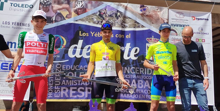 Carlos Tienda posando en el podio tras su victoria en La Mancha.