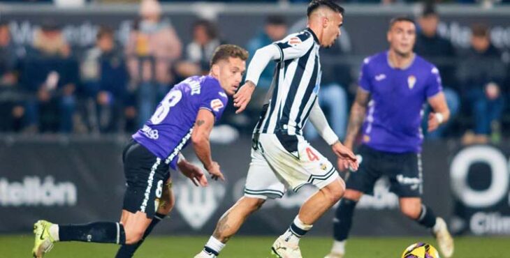 Isma Ruiz presiona a un jugador del Castellón en la 2024-25.